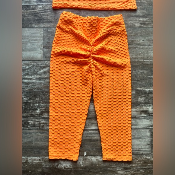 Honeycomb Scrunch Booty 3/4 length neon orange high rise leggings & tank top set - Picture 3 of 15
